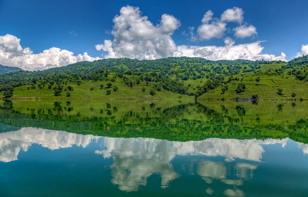 Πράσινα Πεδία Προβληματίζονται Μια Λίμνη Στο Νεπάλ — Φωτογραφία Αρχείου