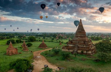 Burma, Bagan 'da Sunrise' da antik tapınakların üzerinde sıcak hava balonları
