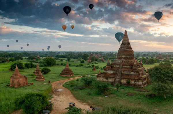 Burma, Bagan 'da Sunrise' da antik tapınakların üzerinde sıcak hava balonları