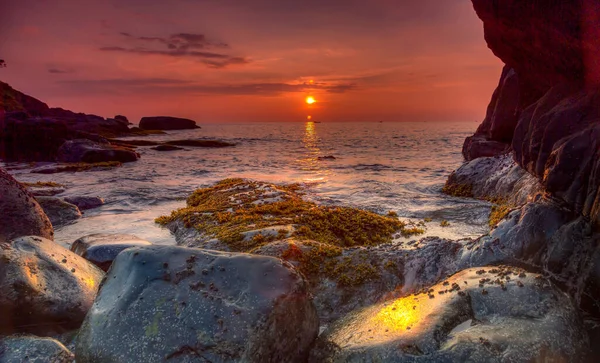 Palolem sahilinde gün batımında uzun pozlama taşları, Goa