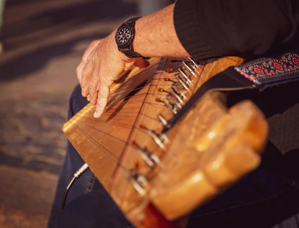 Enstrüman çalan adam, sokak performansı