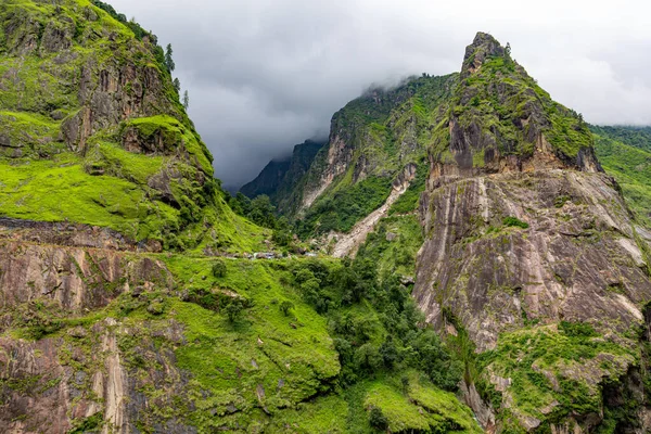 Nepal 'deki Annapurna yürüyüşünde dağ geçidi