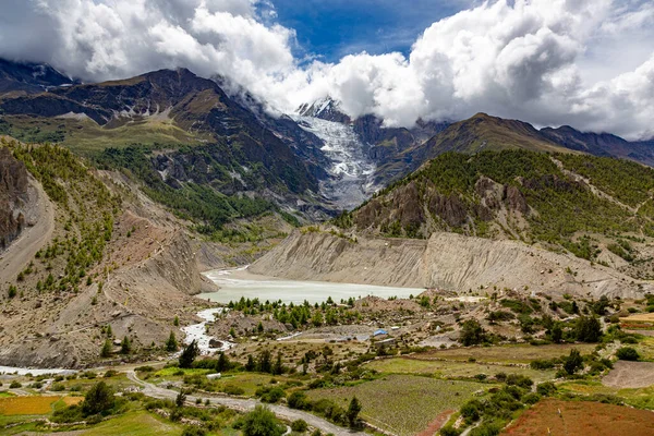 Annapurna 'daki buzul manzarası nehir ve tarlalarla eridi.