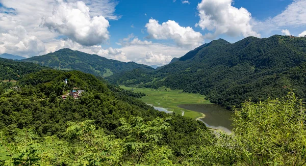 Nepal 'de dağlarla çevrili bir nehir ile panoramik manzara