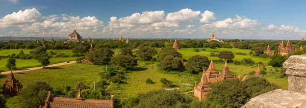 Myanmar 'daki Bagan antik tapınaklarının panoramik görüntüsü