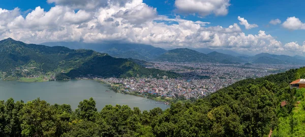 Pokhara şehri ve Thewa Gölü Panoramik Manzarası