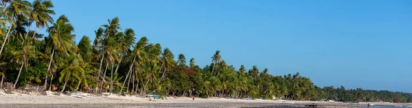 Panoramautsikt Över Vit Vacker Strand Med Palmer Och Grunt Vatten — Stockfoto