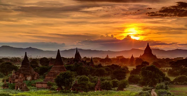 Myanmar 'daki Bagan Tapınakları' nın üzerinde gün batımını rahatlatıyor