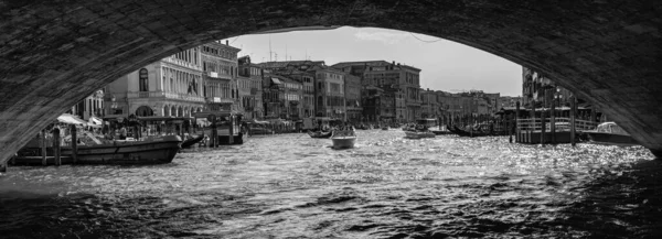 Venedik rialto köprüsünün altında, siyah beyaz