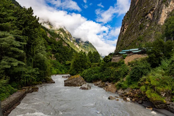 Nepal dağlarında bir nehir manzarası