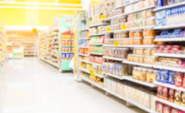 Arkaplan için bulanık süpermarket koridorları.
