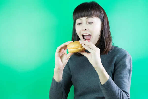 Mulher Abriu Boca Comer Hambúrguer Suas Mãos Segurando — Fotografia de Stock