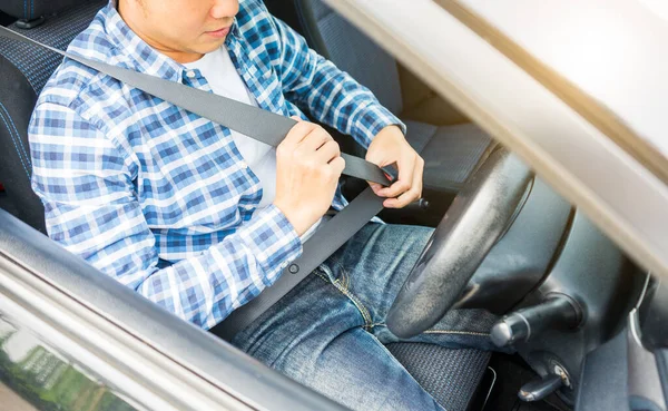 Knappe Jonge Aziatische Man Zittend Autostoel Veiligheidsgordel Autoveiligheidsconcept Verzekeringsconcept — Stockfoto