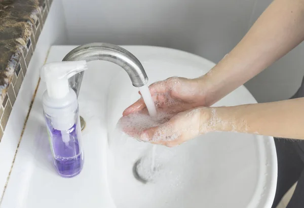 手を洗う女性は 細菌や細菌の拡散を防止し 感染コロナウイルスを避けるために石鹸でこすります 衛生概念 医療概念 — ストック写真