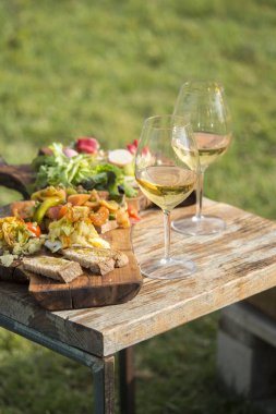 Bruschette tarihinde ahşap masa ile şarap