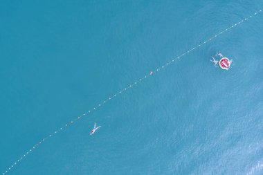 Mavi deniz hava görünümünü yıkanan
