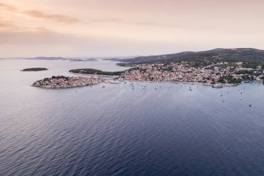 Gün batımında sahilde Hırvat Köyü
