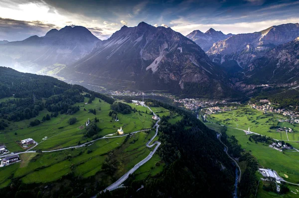 黄昏的阿尔卑斯景观 意大利博尔米奥 — 图库照片