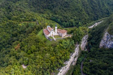 Alpler'de uçurumun kenarında Sanctuary - havadan görünümü