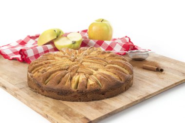 Beyaz arka plan üzerinde masada elmalı turta