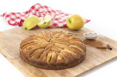 Beyaz arka plan üzerinde masada elmalı turta