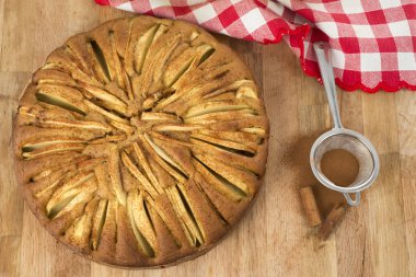 Beyaz arka plan üzerinde masada elmalı turta