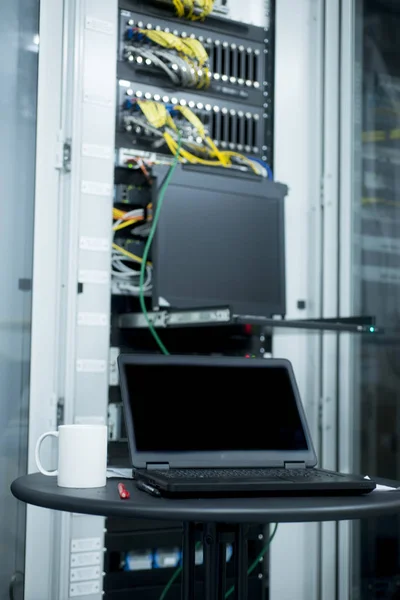 Laptop Conectado Servidor Telecomunicações — Fotografia de Stock