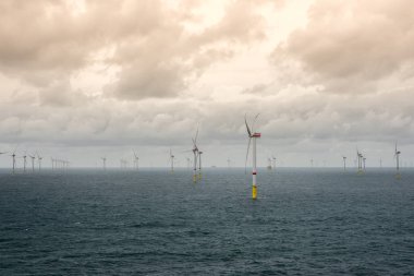 Deniz aşırı rüzgar çiftliğinde gün batımı - yeşil enerji üretimi