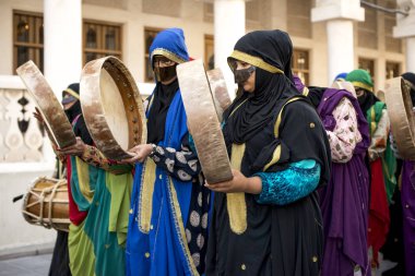 Doha caddesinde geleneksel dans - Katar