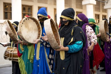 Doha caddesinde geleneksel dans - Katar