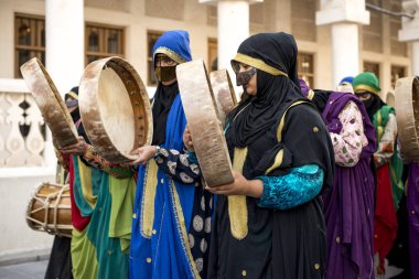 Doha caddesinde geleneksel dans - Katar