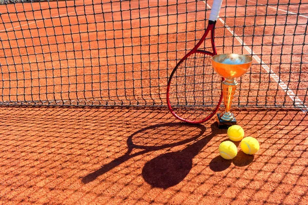 Trophäe Professioneller Tennisschläger Und Bälle Auf Einem Roten Sandplatz Und — Stockfoto