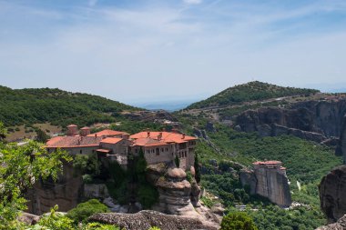 Yüksek bir uçurumun kenarındaki Varlaam Manastırı 'nın güzel manzarası. Meteora 'daki manastırlar ve kaya oluşumları. UNESCO miras listesi nesnesi. İnanılmaz Yunanistan manzarası.
