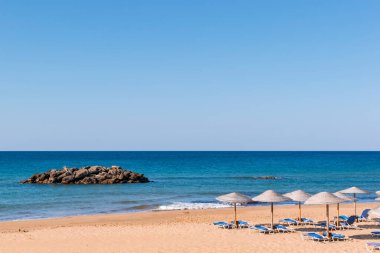 Chalikounas Sahili, Korfu Adası. Korfu 'nun batı kesimindeki terk edilmiş, kumlu, rüzgarlı plaj manzarası. Deniz Burnu. Seyahat ve tatil kavramı.