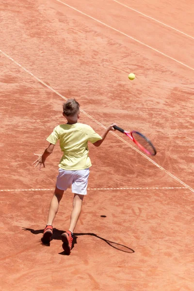 Çocuk Kil Sahada Tenis Oynuyor Genç Erkek Tenisçi Uçarken Topa — Stok fotoğraf