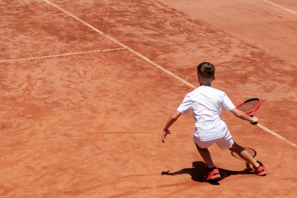 Raketli Genç Erkek Tenisçi Çocuk Kil Tenis Kortunda Tenis Oynuyor — Stok fotoğraf