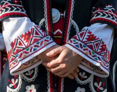 Nakışlı geleneksel Bulgar halk kostümünün unsurları. Trakya folk topluluğundan bayan şarkıcı ve eski, geleneksel elbisenin ayrıntıları. Fotoğraf: Filibe, Bulgaristan