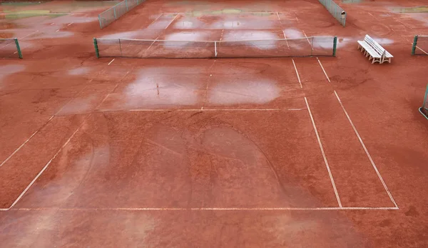 Yağmurdan Sonra Çamurlu Tenis Kortu Birikintileri Maç Iptal Sonbahar Bitti — Stok fotoğraf