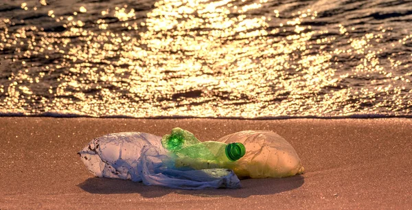 Plastik Şişe Torbalar Deniz Kıyısında Parlak Bir Deniz Dalgası Şafağın — Stok fotoğraf
