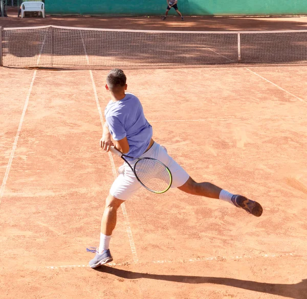 Junger Tennisspieler Auf Sandplatz Mit Schläger Schlägt Vorhand Tennisprofi Dynamischer — Stockfoto