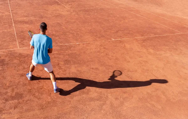 Tennisser Zijn Schaduw Rode Klei Tennisbaan Professionele Mannelijke Tennisser Klaar — Stockfoto