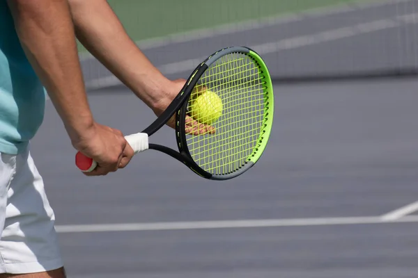 Mor sert tenis kortunda raketi ve topu olan tenisçi servis yapmaya hazırlanıyor. Tenis maçı, maç, turnuva. Fotokopi alanı olan spor arka planı. Seçici odak