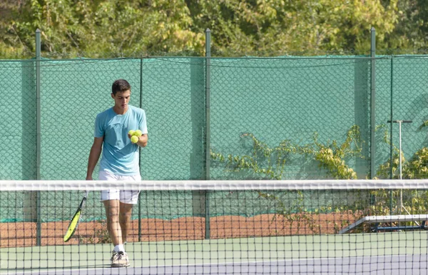 Tennisprofi Auf Dem Tennisplatz Wählt Den Ball Für Den Aufschlag — Stockfoto