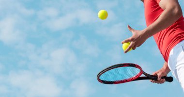 Tenis oyuncusu servis için topu seçer. Başlangıç sporu, tenis, maç, turnuva, sezon. Parlak renkli spor konsepti. Pankart. Kapatın. Metin için alanı kopyala.