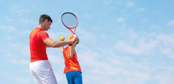 Een Jonge Tenniscoach Instructeur Leert Een Kindertennisspeler Service Technieken Kids — Stockfoto