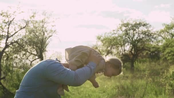 Papá y el niño de 2 años, divertirse en el jardín — Vídeo de stock