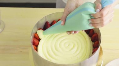 Sünger kekine krema sürüyorum. Çilekli kek yapıyorum..