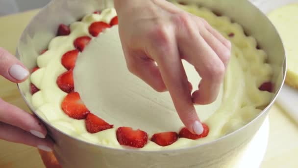 Крупним планом. процес створення полуничного торта . — стокове відео