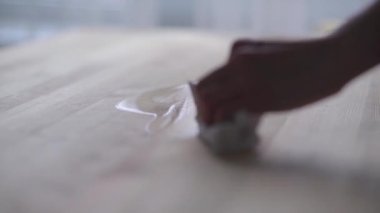 Ağır çekim. Ahşap. Korunaklı yağla odun ovmak