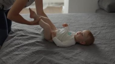 Üst Manzara. Annem yatakta bebek bezi değiştiriyor..